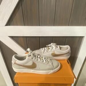 Nike Blazer Low ’77 PRM “First Use” Light Bone Men’s 11 / Women’s 12.5